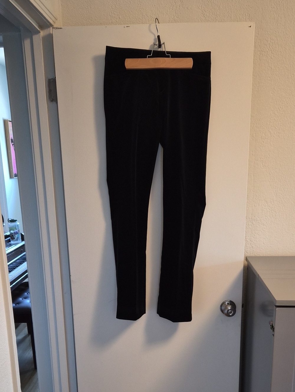 Women's Banana Republic Black Velvet Straight-Leg Dress Pants size 4